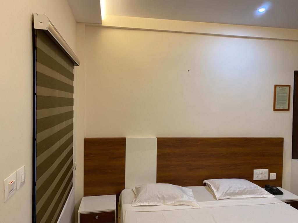 Issacs Regency Hotel Sultan Bathery Ngoại thất bức ảnh