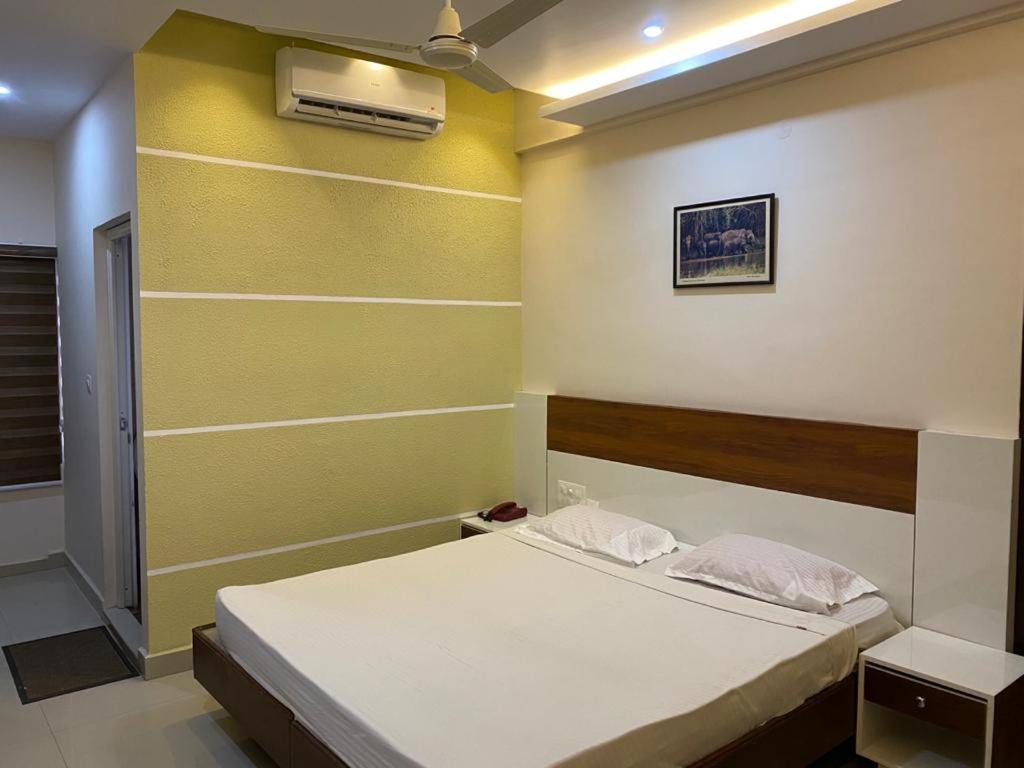 Issacs Regency Hotel Sultan Bathery Ngoại thất bức ảnh