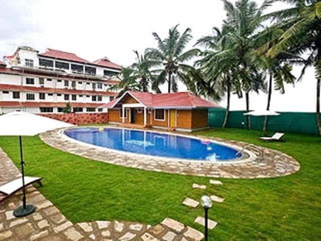 Issacs Regency Hotel Sultan Bathery Ngoại thất bức ảnh